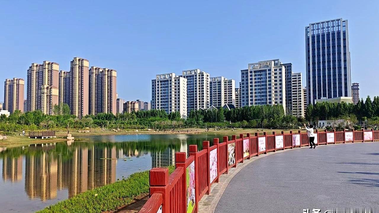 你说这天气是不是在演我？
五一都快到了，按剧本该换上短袖嗨起来了，可你看看我，在