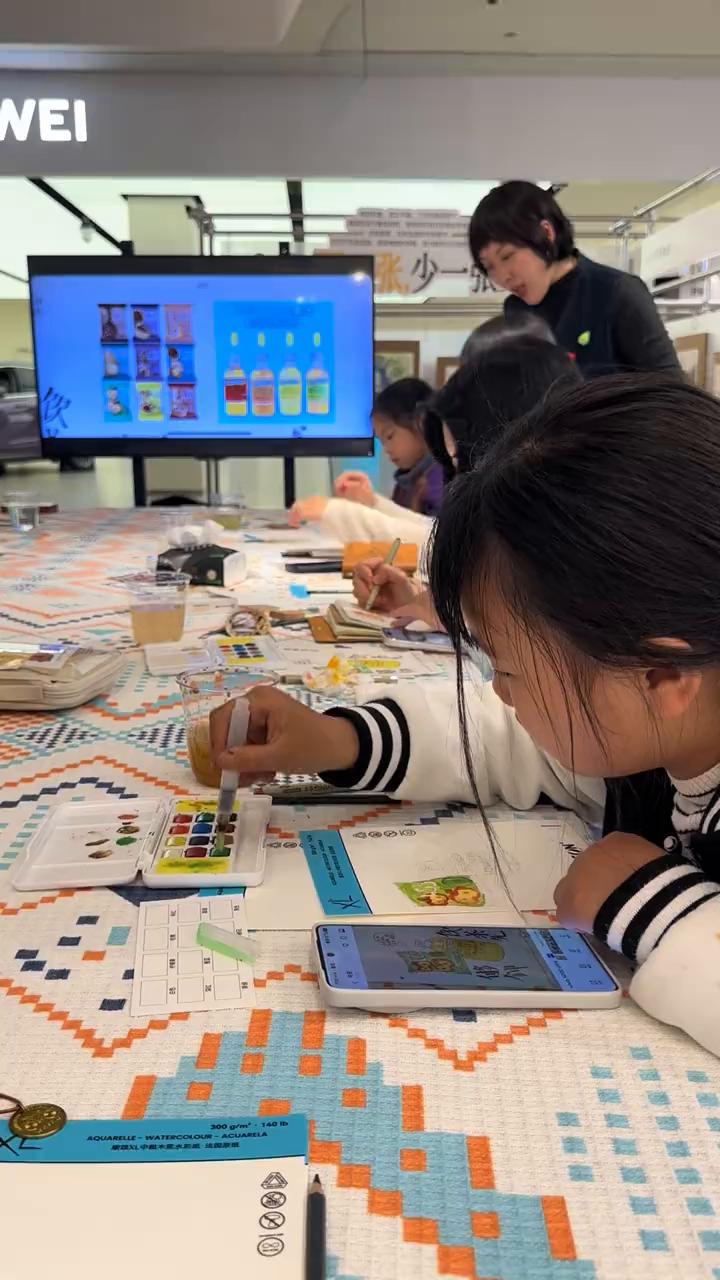 书写重庆，给大家看一看，还赠送颜料、画布，那边还有讲座。书写重庆，一起画遍重庆。