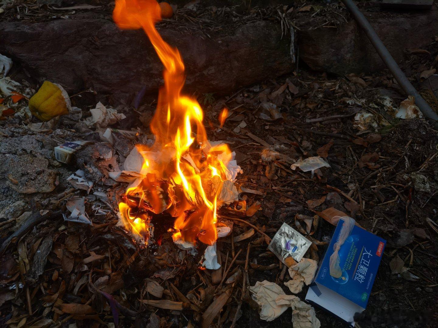 今天回家早，把我的猪窝收拾一下，顺便清理一下卫生[送花花]，我是一个能干的好孩子