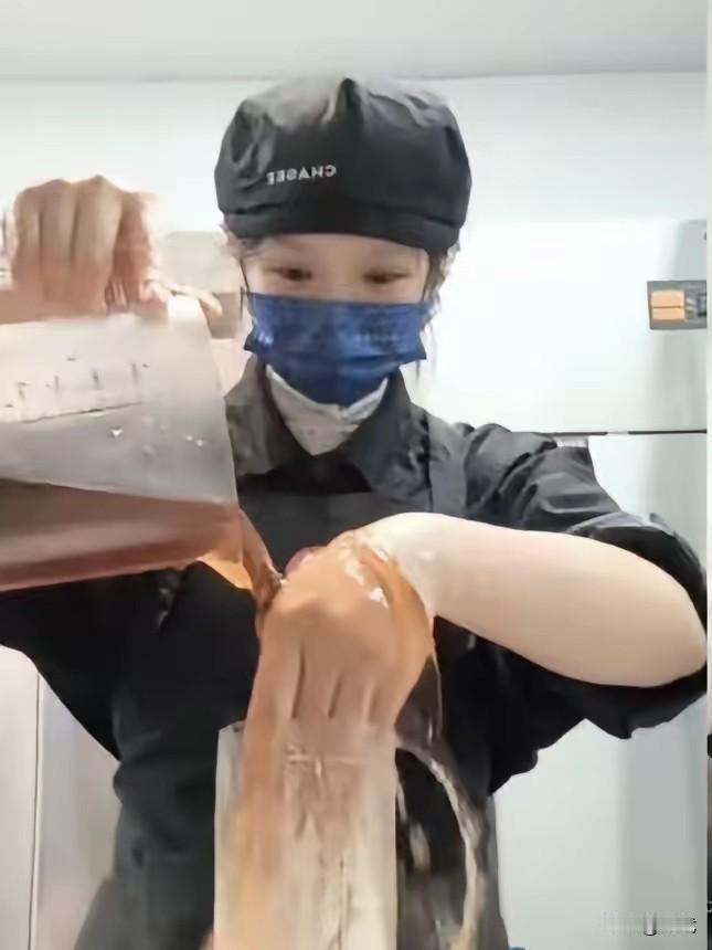 当品牌因负面事件陷入舆论漩涡时，最倒霉的往往不是老板或高管，而是门店里的一线员工