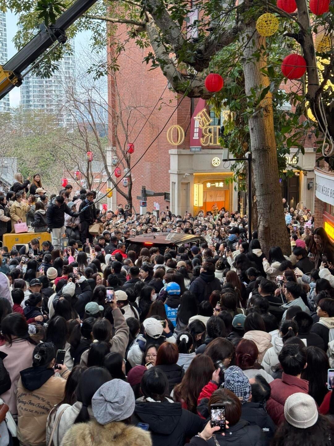 赵丽颖新剧拍摄现场误入十个勤天父母  十个勤天父母误入赵丽颖新剧拍摄现场  一场