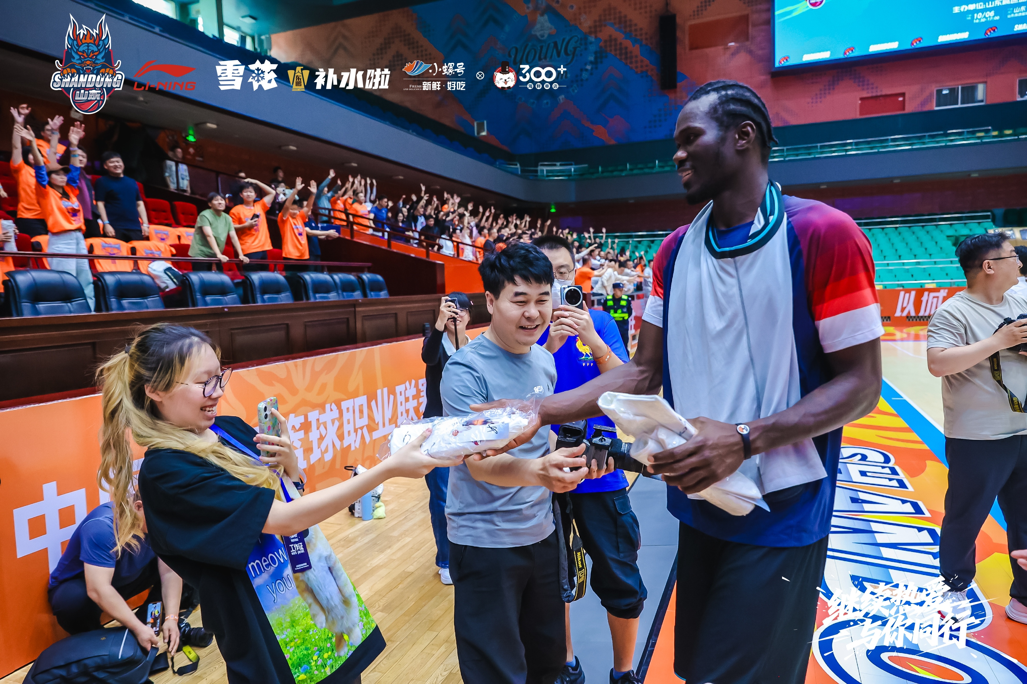 法耶今天是山东男篮表演赛的MVP，客串一号位，并多次杀进内线，屡屡上演暴扣，绝对