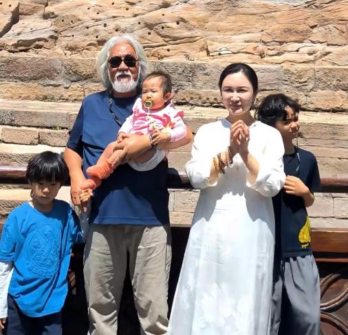 张纪中没想到
自己一大把年纪了
还要为孩子操心

前有带孩子上学不小心撞人，后又