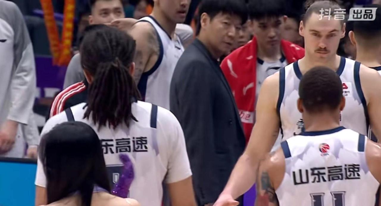 四连败，山东男篮又一次在北控男篮身上碰了一鼻子灰，同时也破了邱彪指导上任之后的最