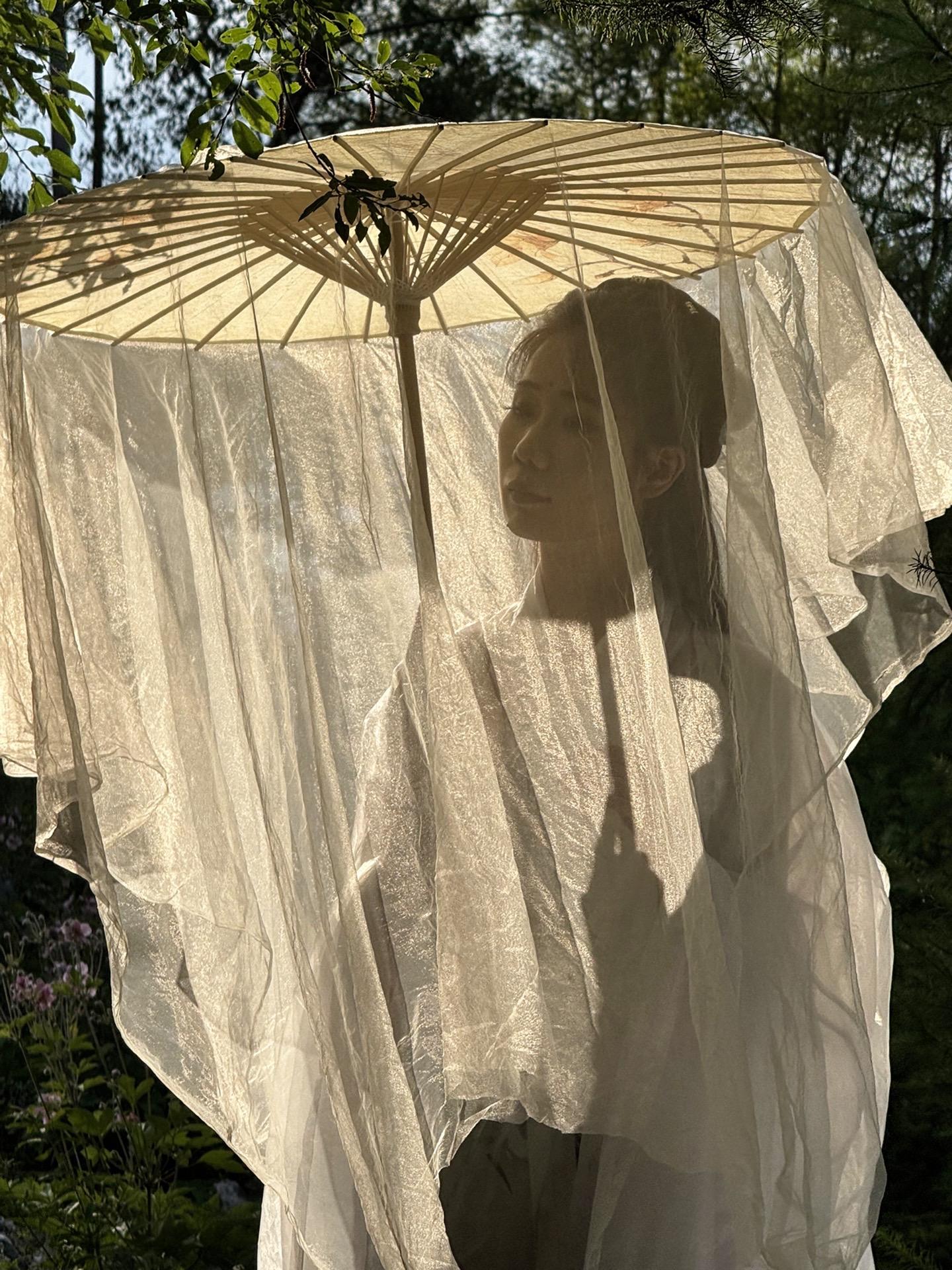 何必一厢旧梦悠悠诉我心。