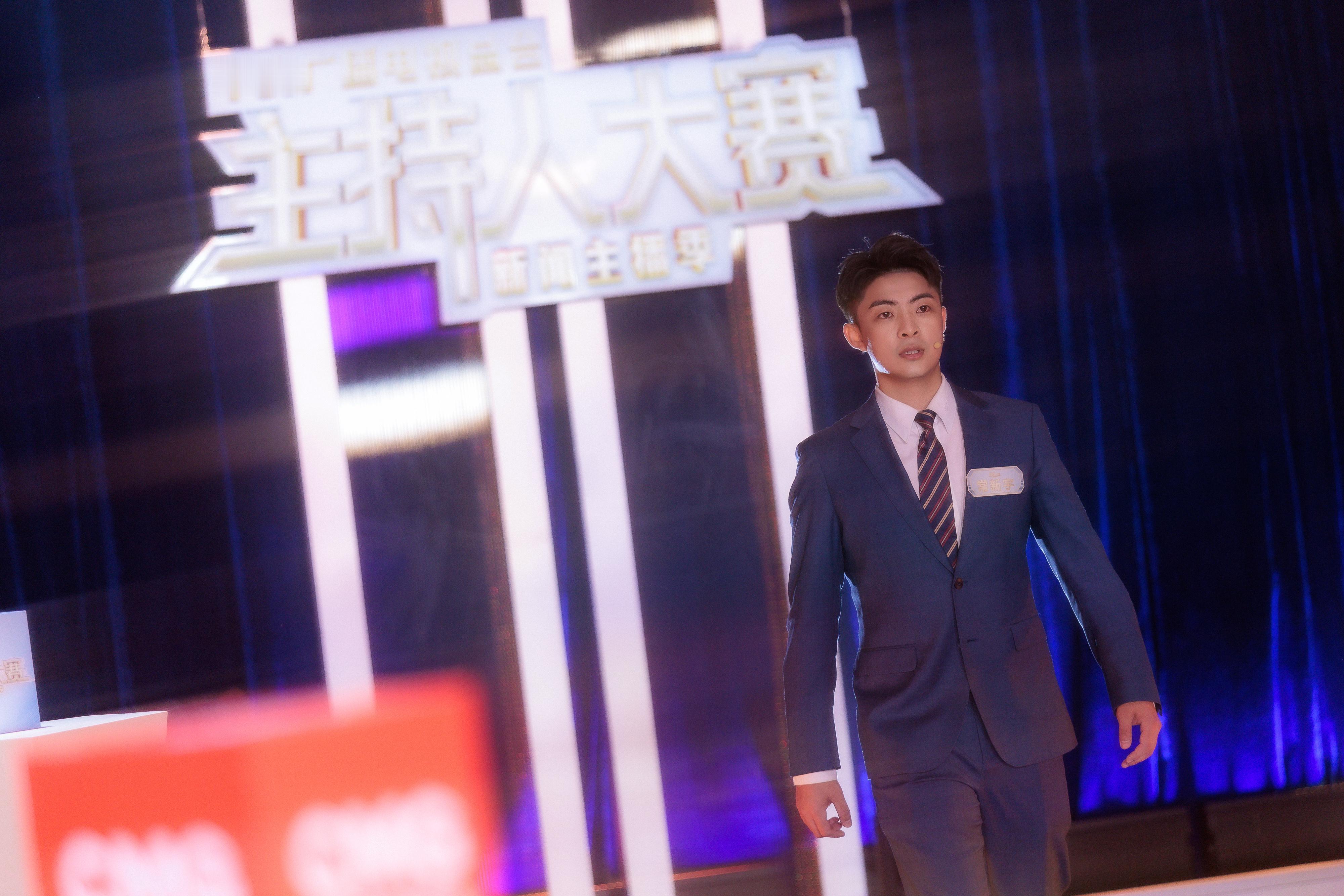 虽然没学过一天播音主持但我从小很喜欢上台说话后来做博主、当解说、干记者……今天我