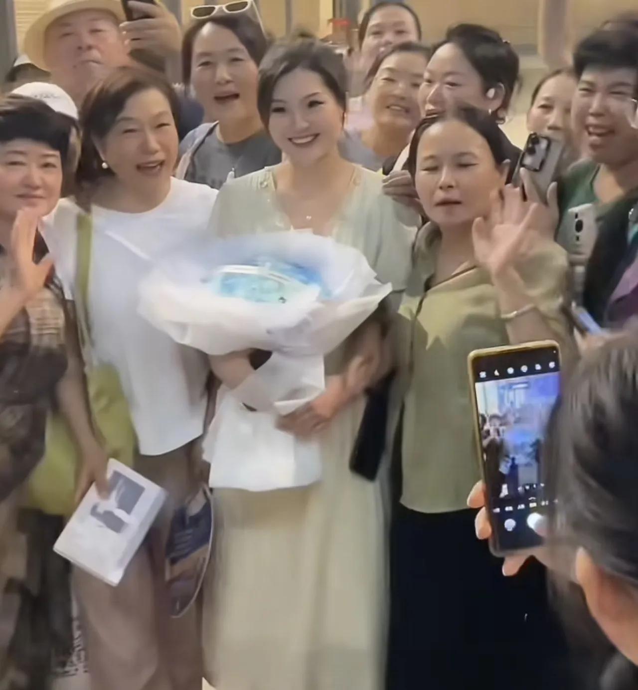 与辉同行真的会变成光！

盼盼昨晚在大唐西市下播，一堆粉丝等着给她送花和她合影，