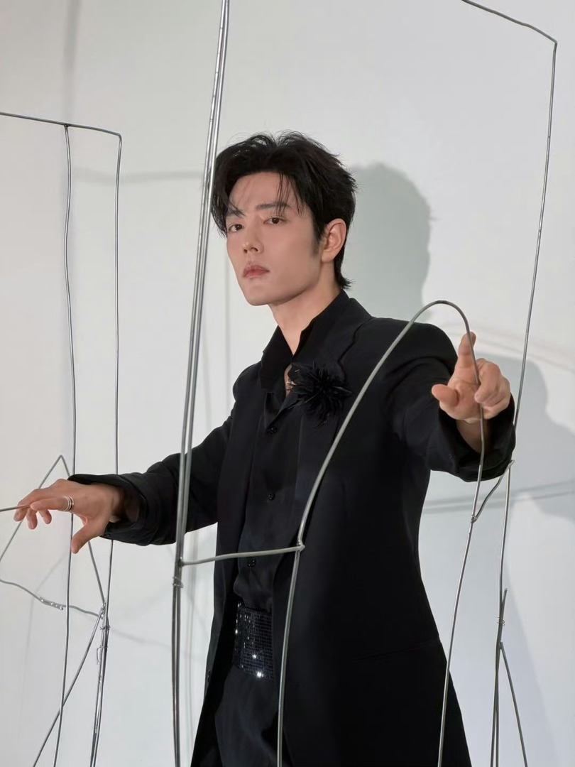 肖战最近是不是健身了这组live我看见若隐若现的胸肌了！一直在勾引！ 肖战拿影帝