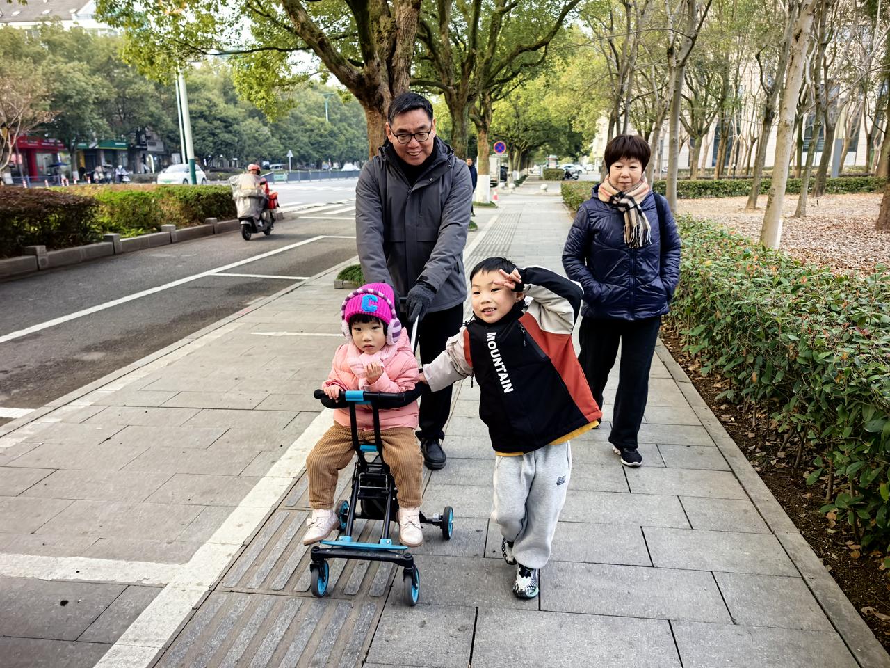 导航声里向家乡，
轮碾轻寒趁路长。
童语随车听故事，
慈颜伴笑话年光。
云飞野陌