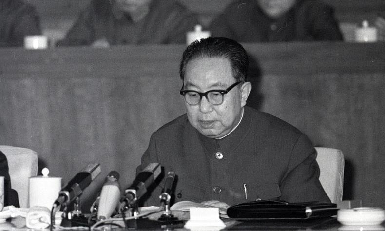 华国锋在热烈的掌声中作了题为《团结起来，为建设社会主义的现代化强国而奋斗》的政府