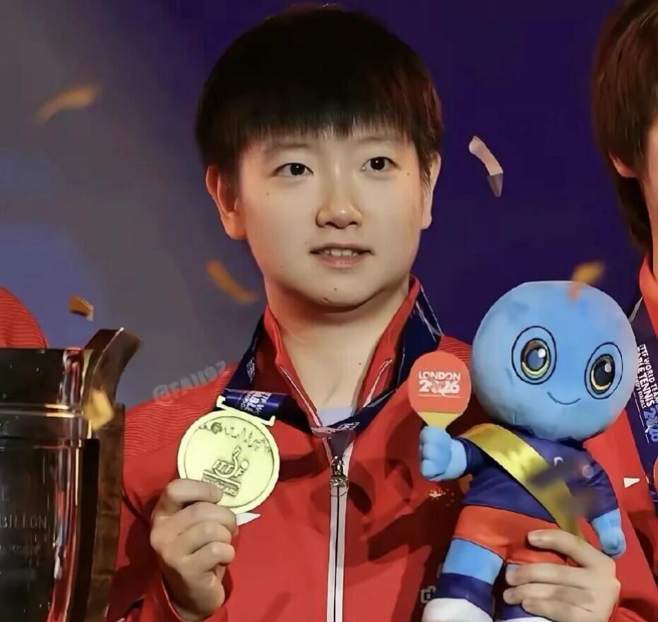 孙颖莎穿西装5月15日活动现场，孙颖莎一身黑西装惊艳出镜，帅气氛围感直接拉满，穿