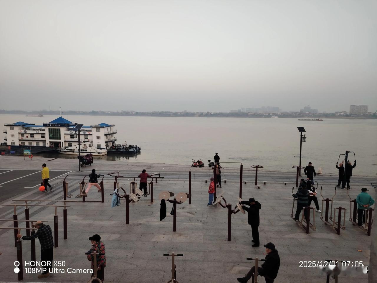 精选铁粉点评计划九江长江岸边晨练