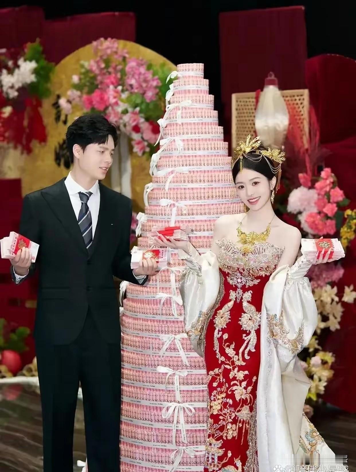 这都是新人的后面，像是用钱摆出来的造型，这么大个造型，得需要多少钱呢？估计情况没