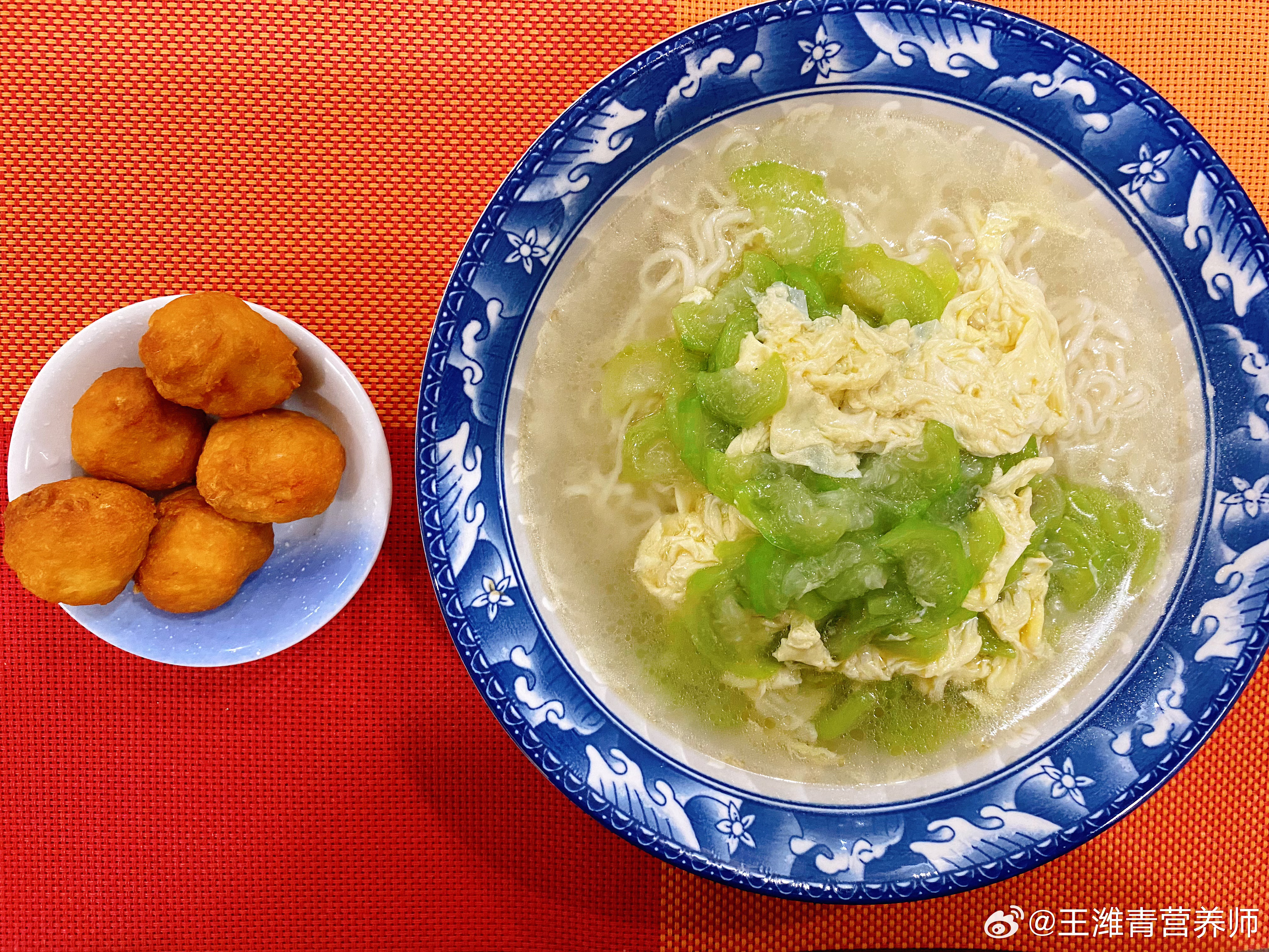早餐哥  10月21日早餐丝瓜鸡蛋面，豆腐丸子人生布满了荆棘，我们想的唯一办法是