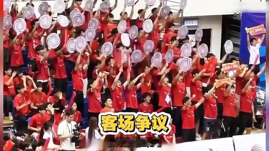 中国最高水平的大学生排球总决赛，主场球迷居然掏出了眩晕板这种盘外招，对手发球时齐