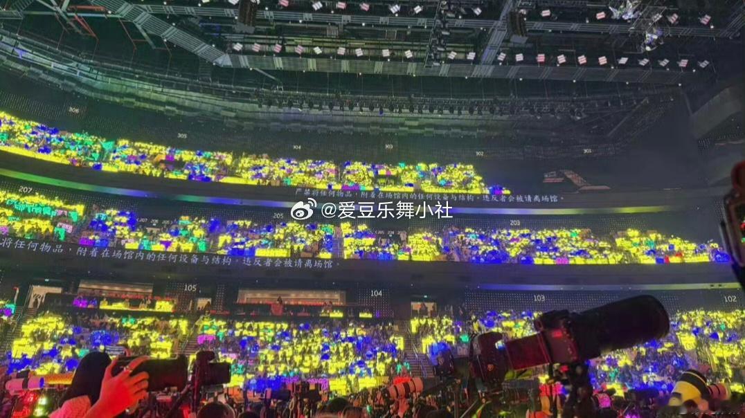 朱志鑫黄海里怎么参杂了40%蓝色灯牌 