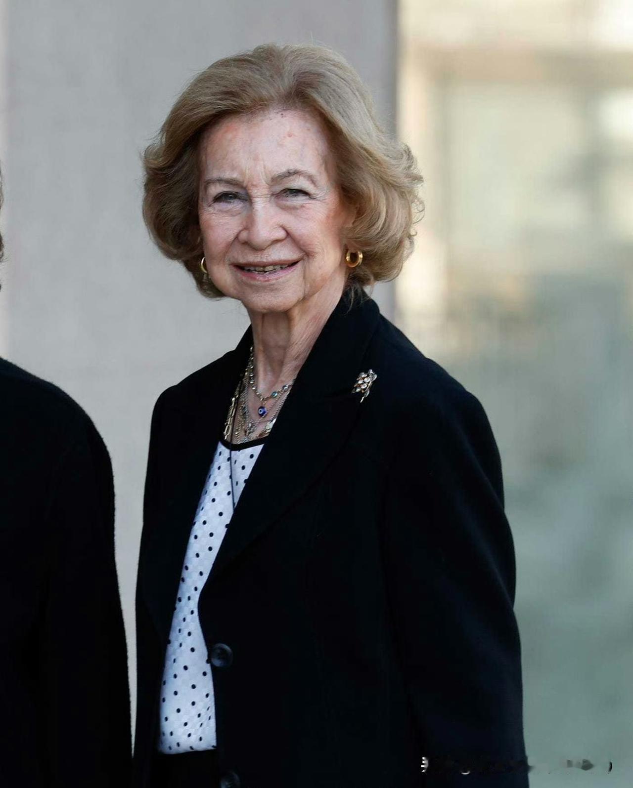 索菲亚王后出席会议，黑色套装搭配白色波点衬衫，高跟鞋也不错，精神十足！