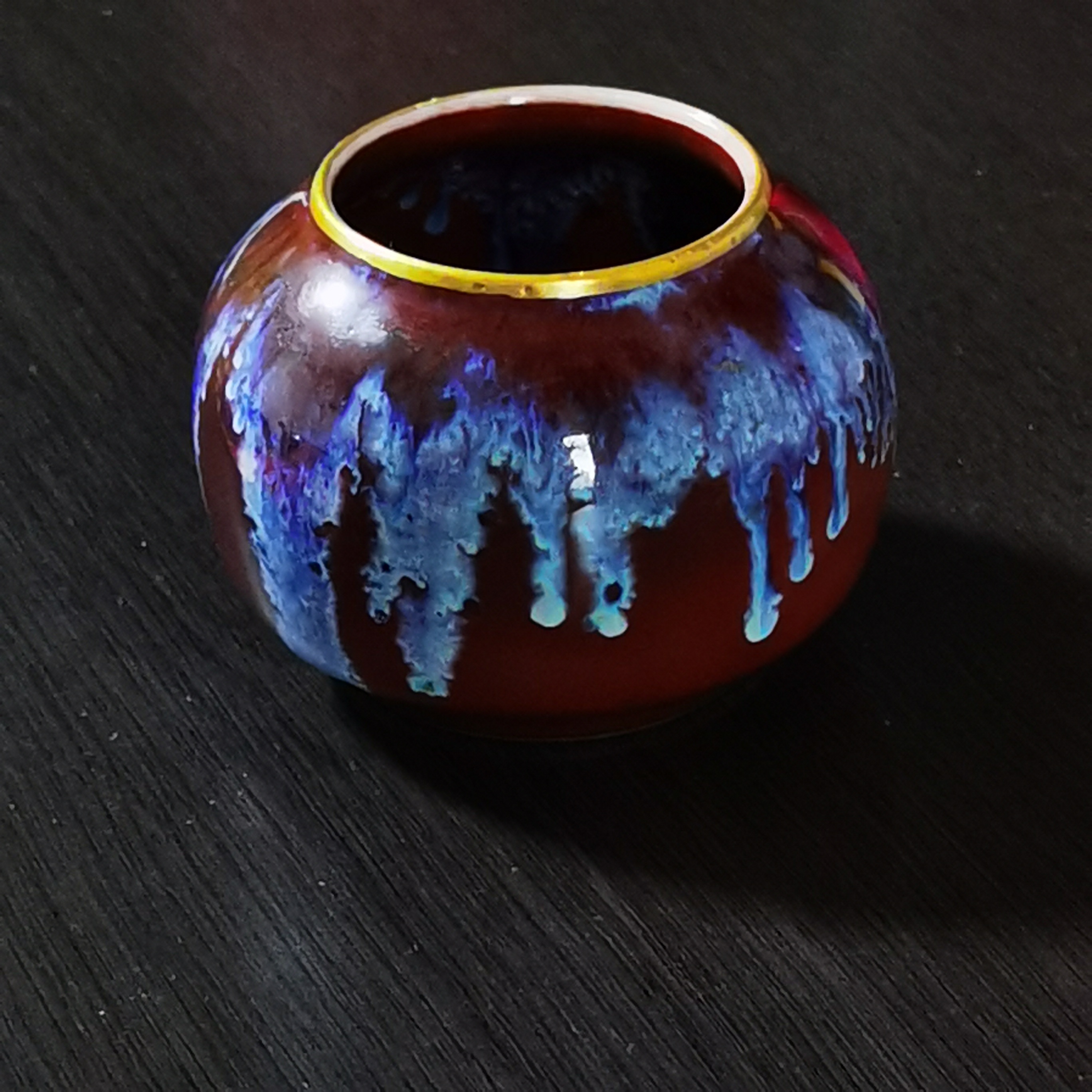 这只钧红窑变釉文房水盂，口沿与底足处饰以描金，尽显精致华贵。其釉色呈浓郁红颜色，