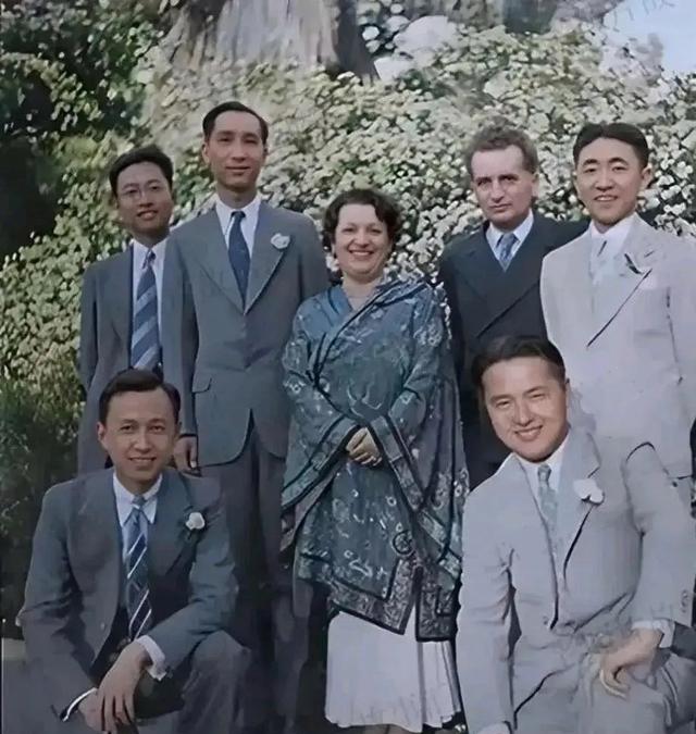 1938年，在美留学的钱学森和导师冯·卡门兄妹，以及其他中国学子的珍贵合影，也就