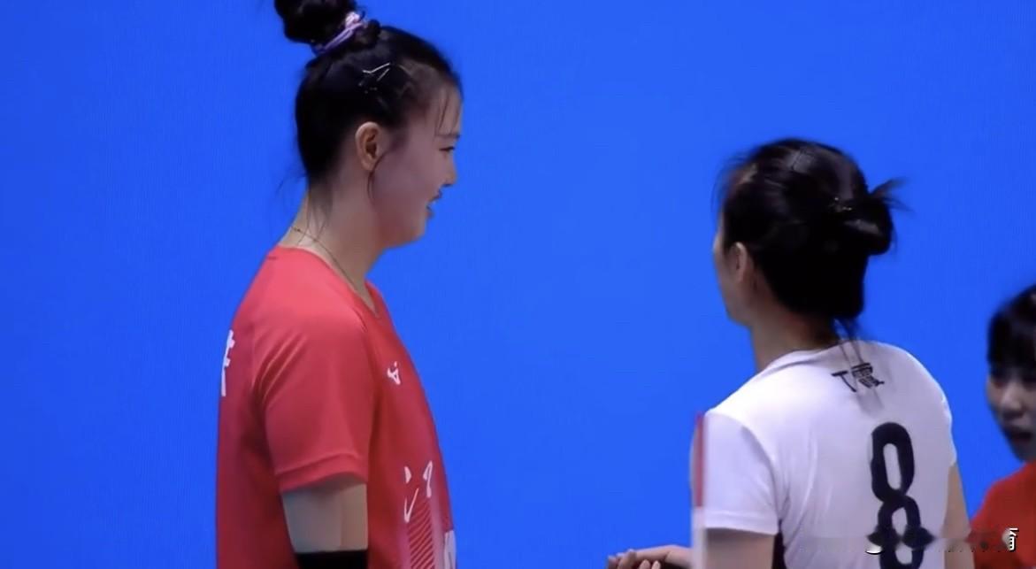 这才是真正的姐妹花啊[流泪]赛后温馨一幕！苏辽大战赛后，张常宁跑到辽宁女排这边来