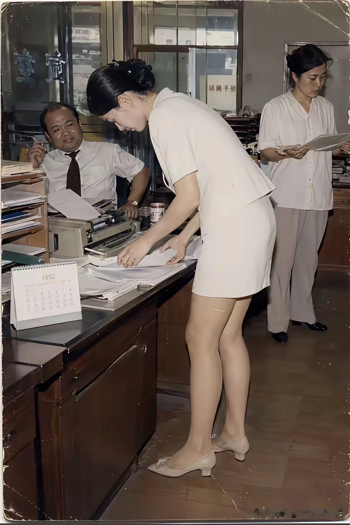 所以 ，有人注意到这大概是92年拍的照片吗[捂脸]