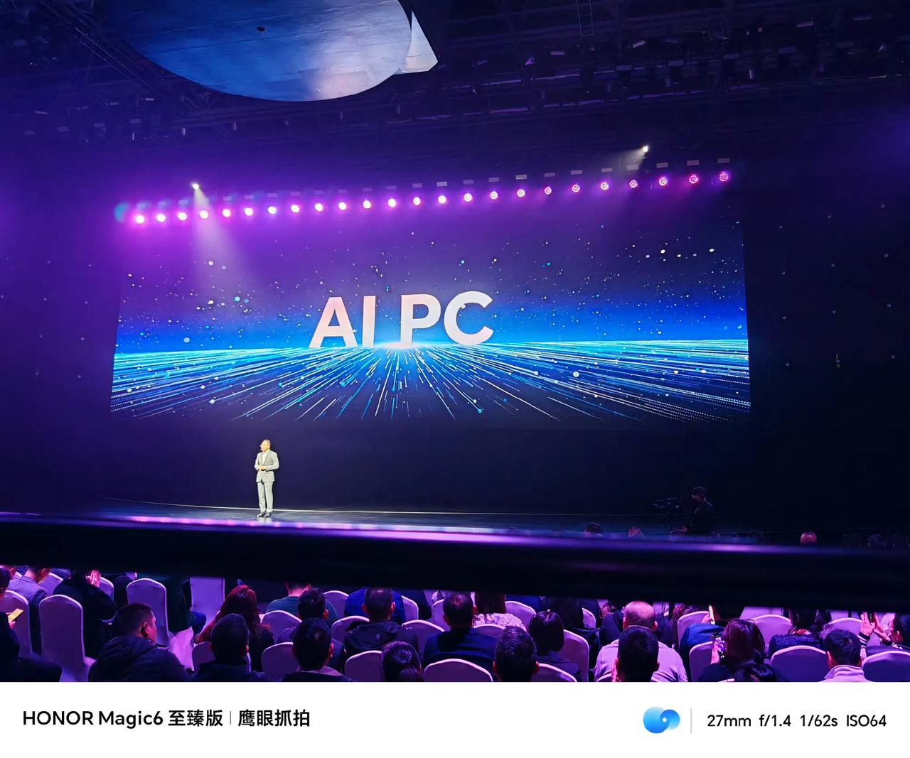 荣耀MagicBook Pro 16来了！

它有两种颜色可选，云霓色和凝夜色，