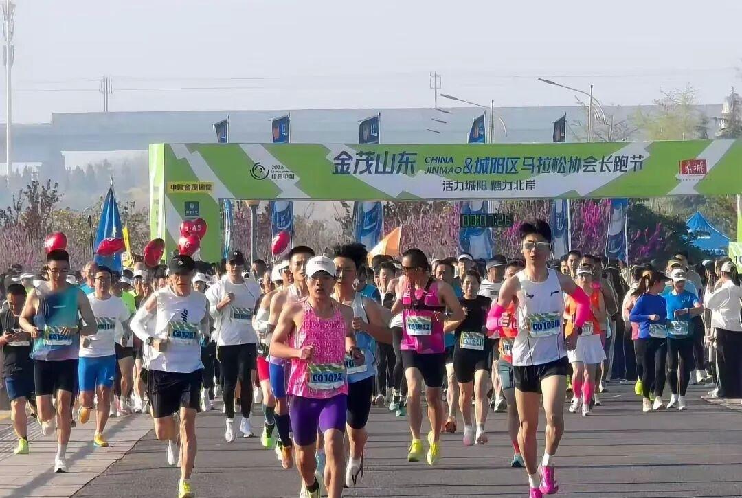 春日生活打卡季4月12日上午，金茂山东2026城阳区马拉松协会长跑节在青岛高新区