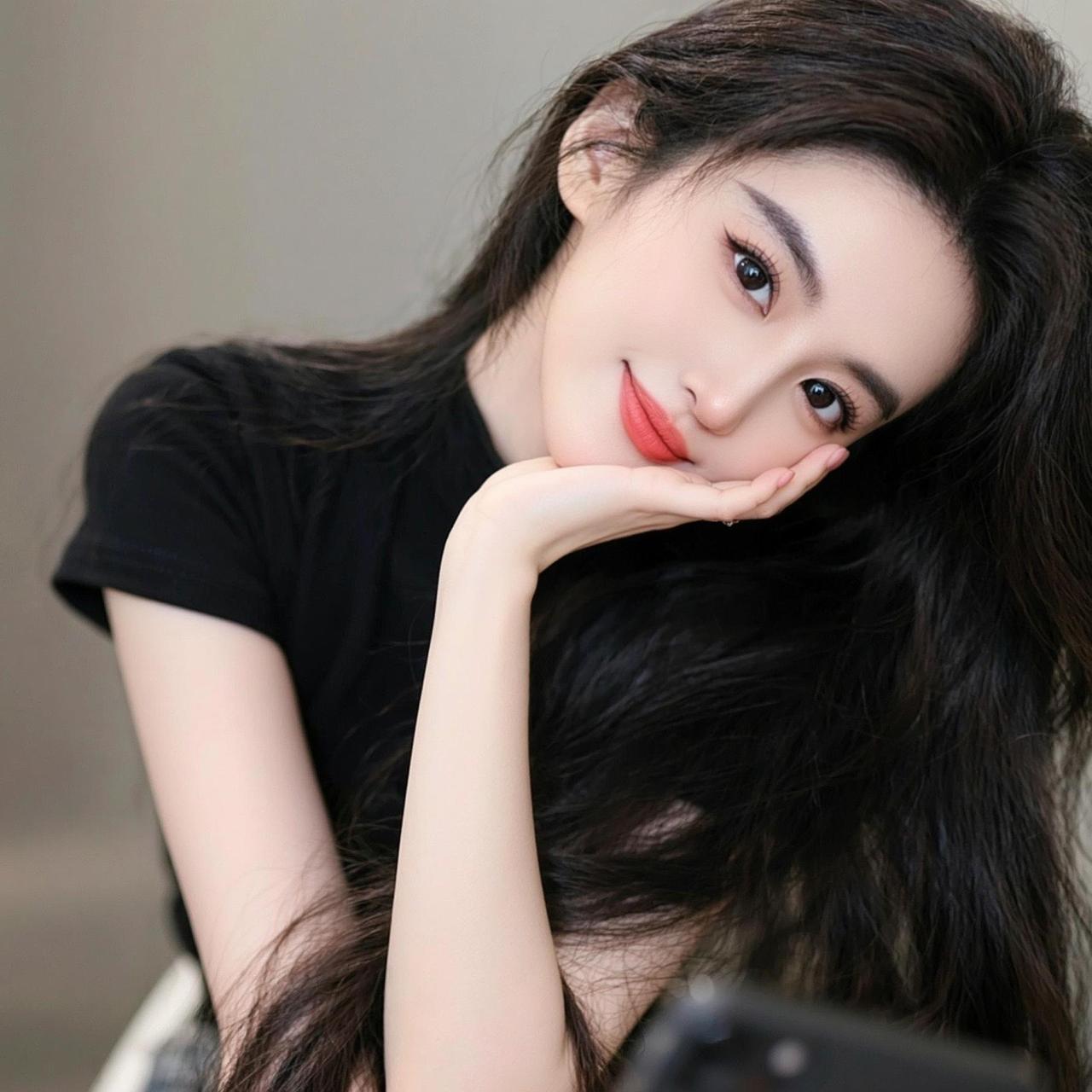 同款黑色上衣AI低饱和生活照 抖音ai创作 温柔系气质美女 黑色系