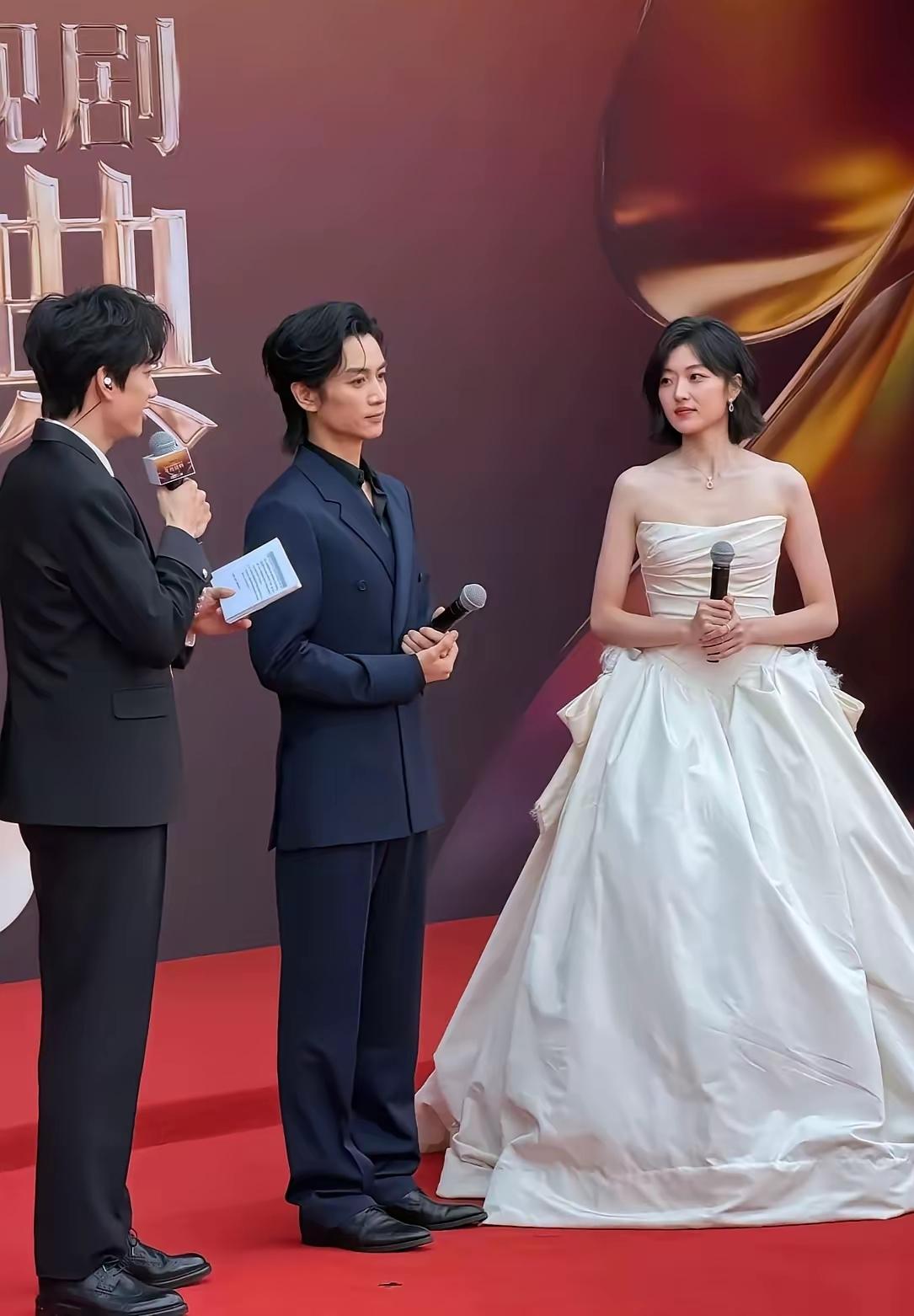 陈晓这头身比有点奇怪，是侧站的原因，还是衣服的原因，显得头好大，身材也好单薄，穿