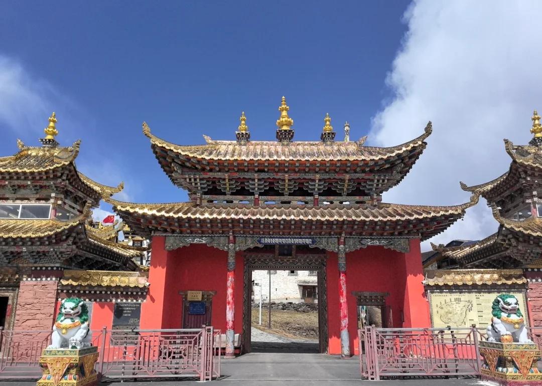 在大藏寺回马尔康路上偶遇下霰（不是冰雹）
第一次看到霰 p2-3
前一分钟还是蓝