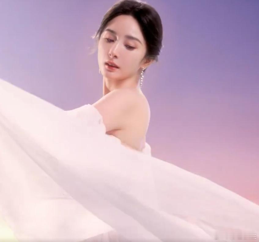 #杨幂抹胸拖尾白裙##杨幂舞动裙摆# 杨幂抹胸拖尾白裙杨幂舞动裙摆好漂亮！ ​​
