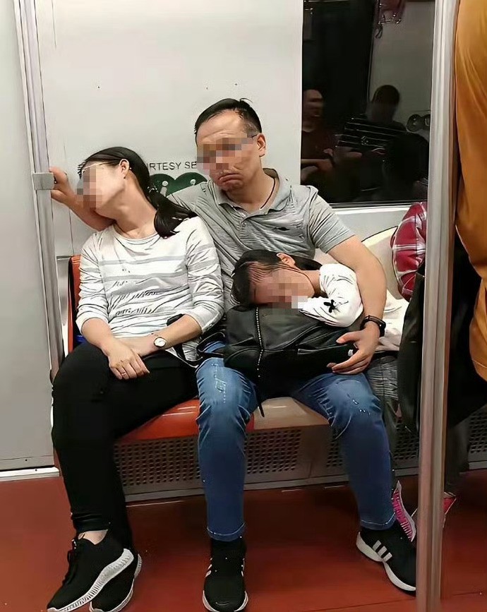 这张照片真的太戳心了，满是生活里最真实的温柔和疲惫，看得人心里软软的，又有点发酸