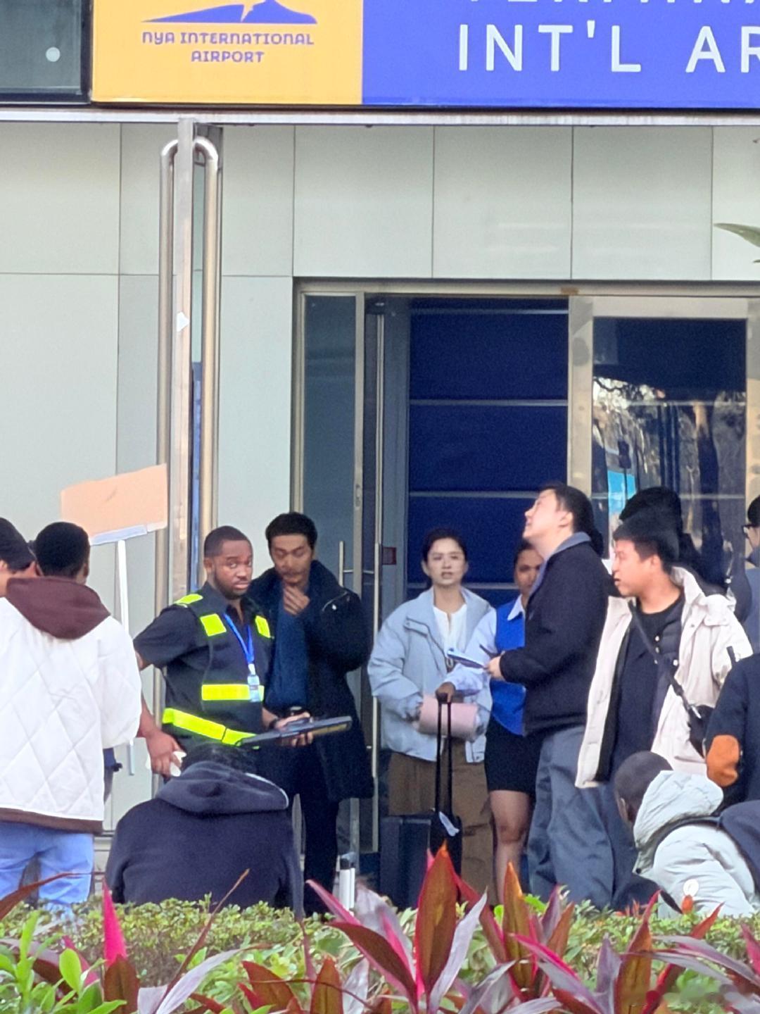 中山博览中心偶遇张婧仪有网友在中山博览中心偶遇了张婧仪， 拿着粉色暖手袋太可爱啦