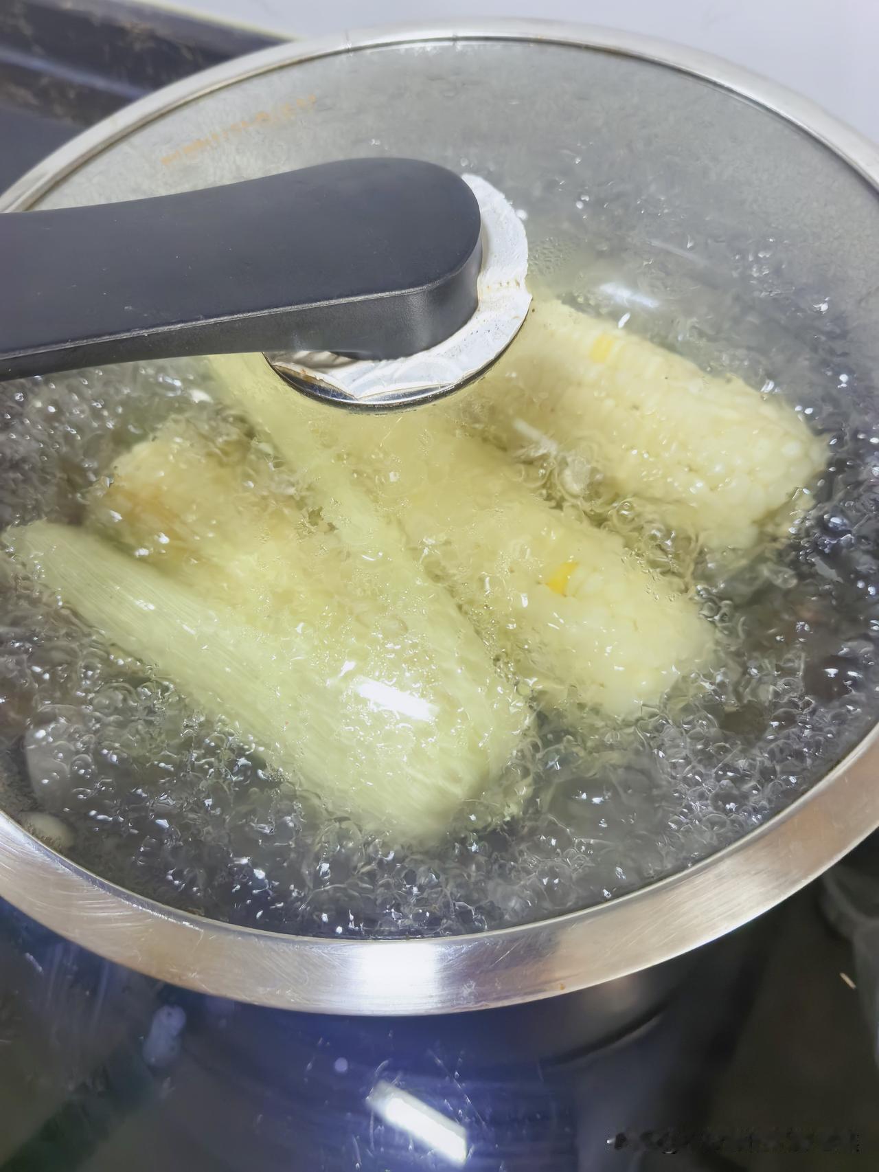 不敢太热心肠了
上个月，朋友给送来好多西红柿，冰箱里冻上一部分，冷藏室放上几个，