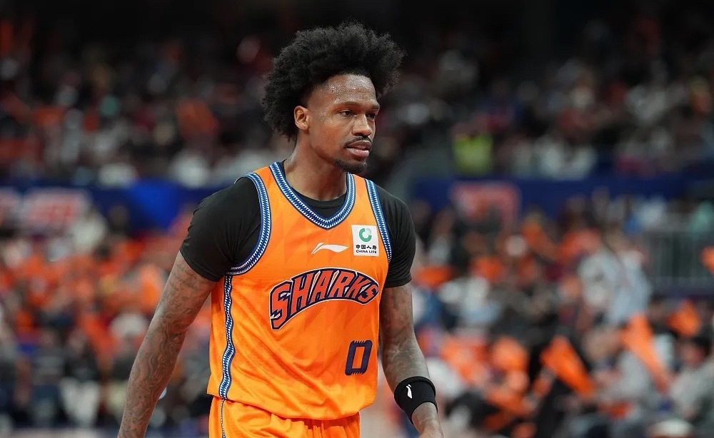 常规赛进入尾声，新疆伊力特将在主场迎来领头羊上海久事的挑战。目前两支球队的处境截