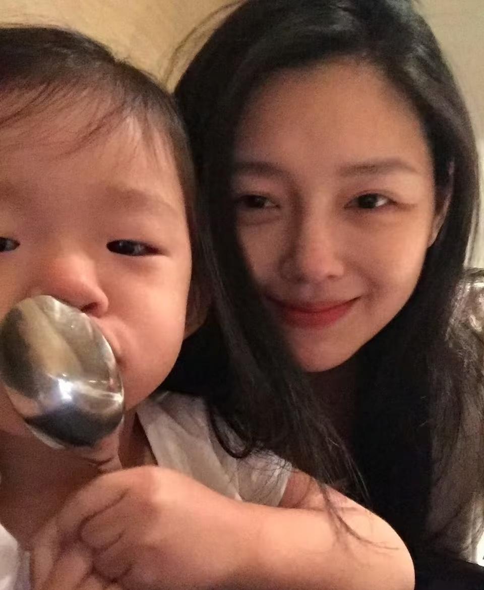小s 女儿和大s 女儿身上，明显能看出妈妈给的关注程度不同。小孩子出现问题，父母