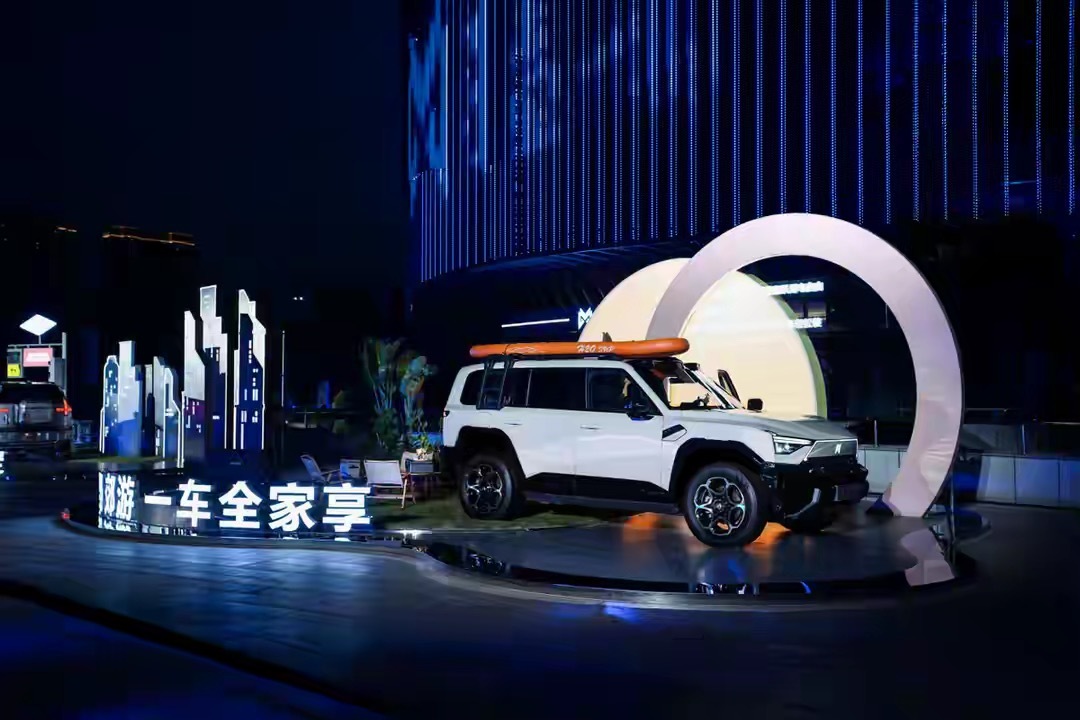 玩越野的都知道，猛士M17这种车，硬件底子够硬——高通过性车身、扎实的四驱系统，