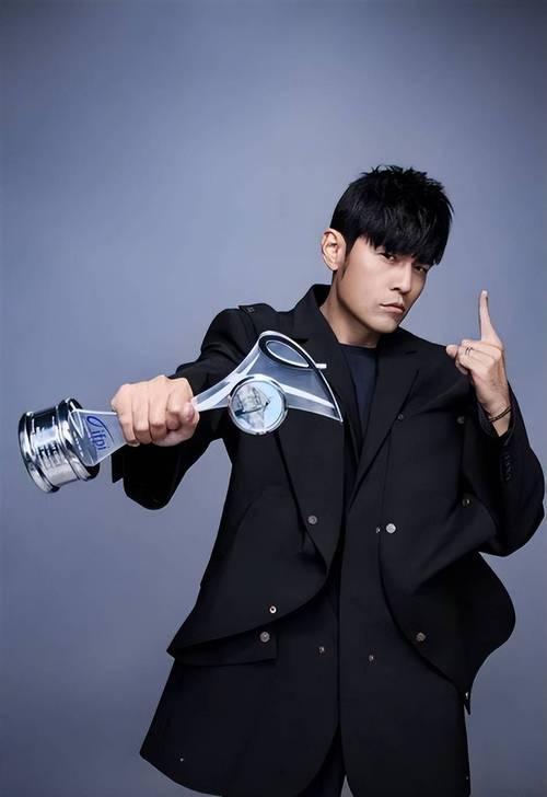 周杰伦挤牙膏式宣发热度有效、口碑两极。靠每日短预告连环刷屏，热搜不断、话题破亿，