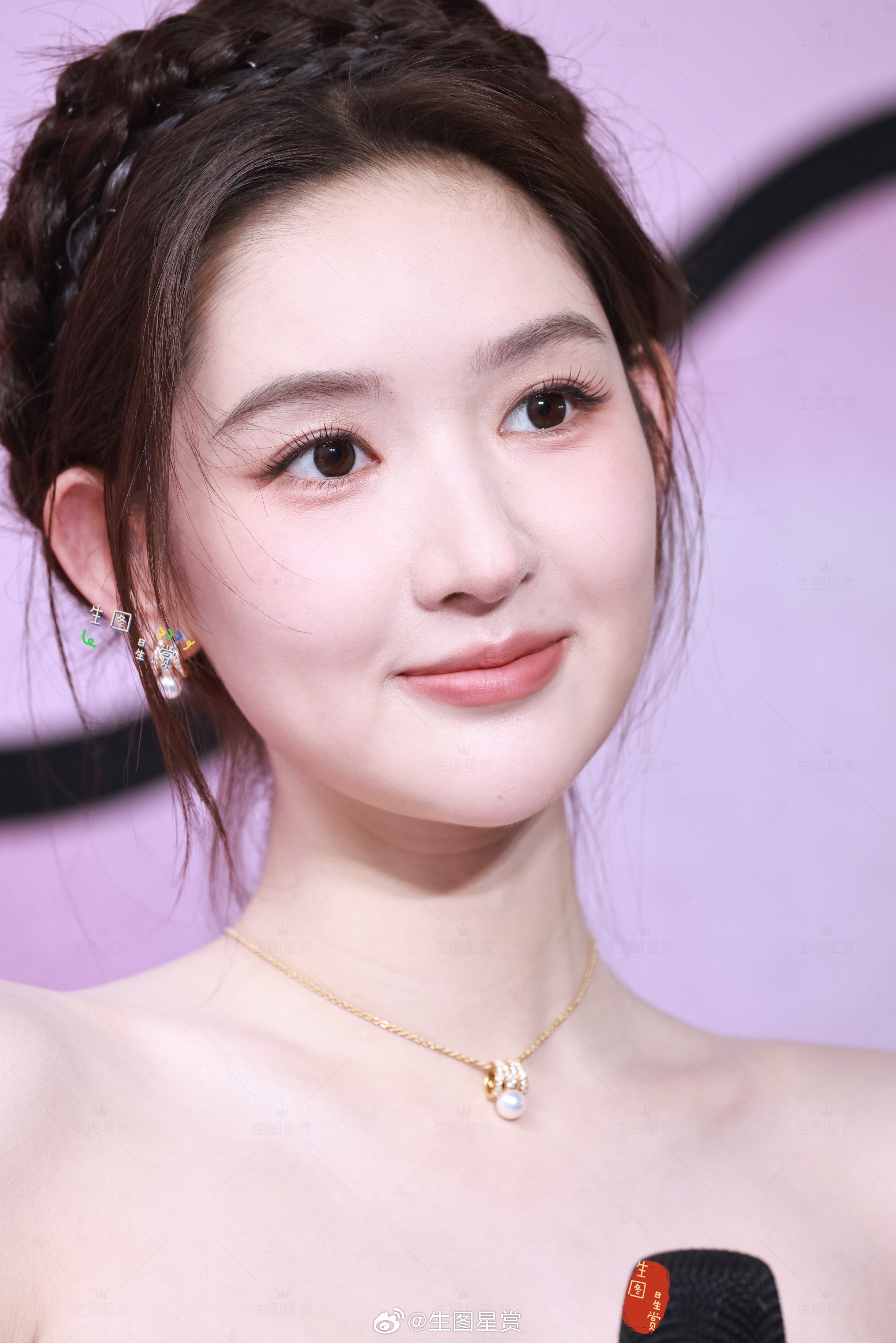 王玉雯今天好白好靓，生图无敌了杭州资生堂站台拍了拍 