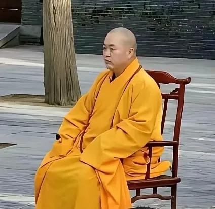 老和尚名字就不对，释永信，这下好了，永远失信于人？
前有宗庆后，一妻一女一布鞋。