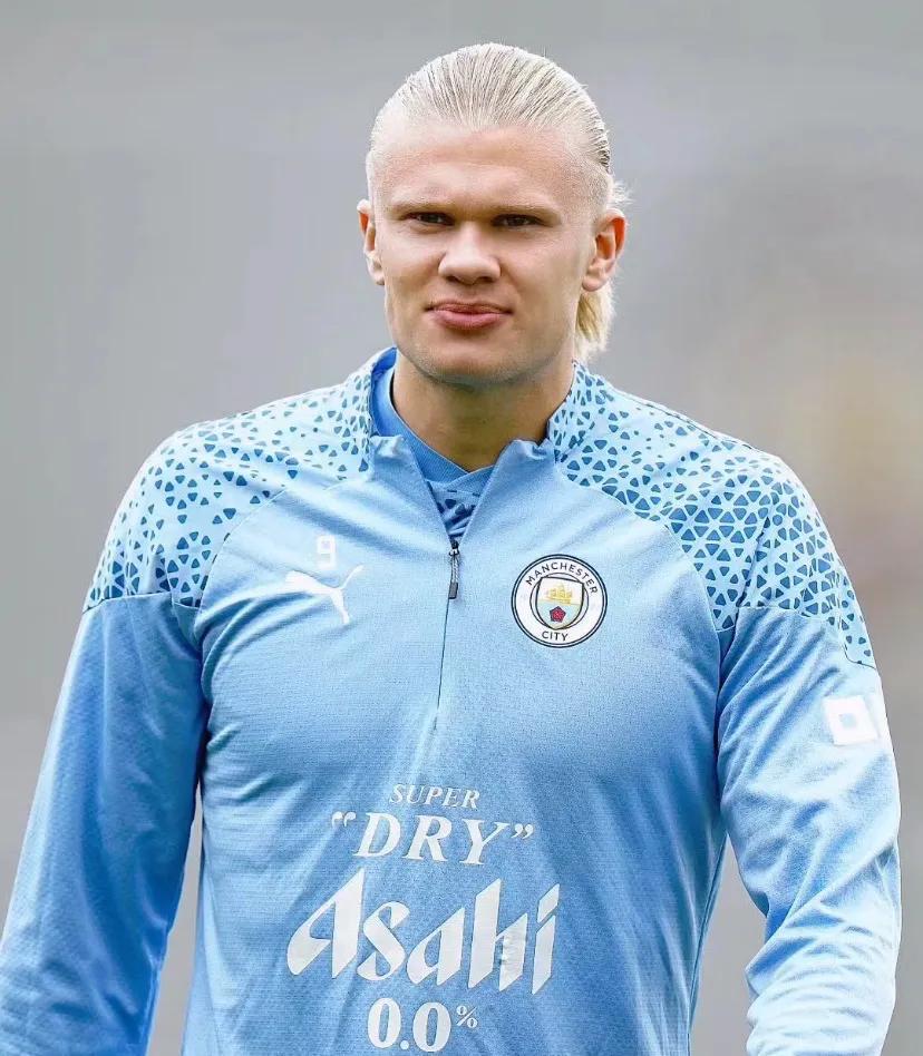 曼城英超四连冠问题不大了不是曼城有多稳，全靠同行衬托。
曼联折腾一夏天，又乖乖打