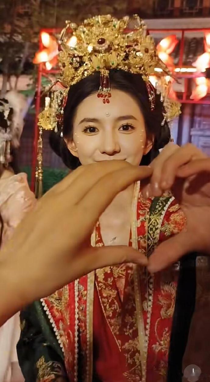 张石头曾在方特做过七夕活动的新娘，妆都是自己画的，还是大学老师，硕士毕业[哇][