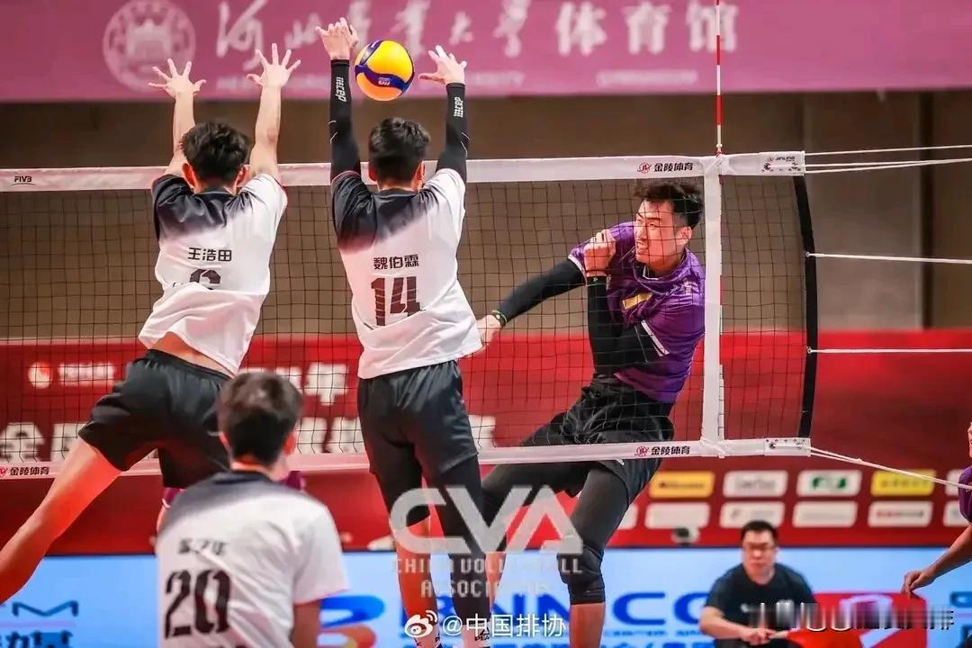河北排球是一个神奇的项目！
全锦赛河北男排力克上海，获得全锦赛冠军；
而河北女排
