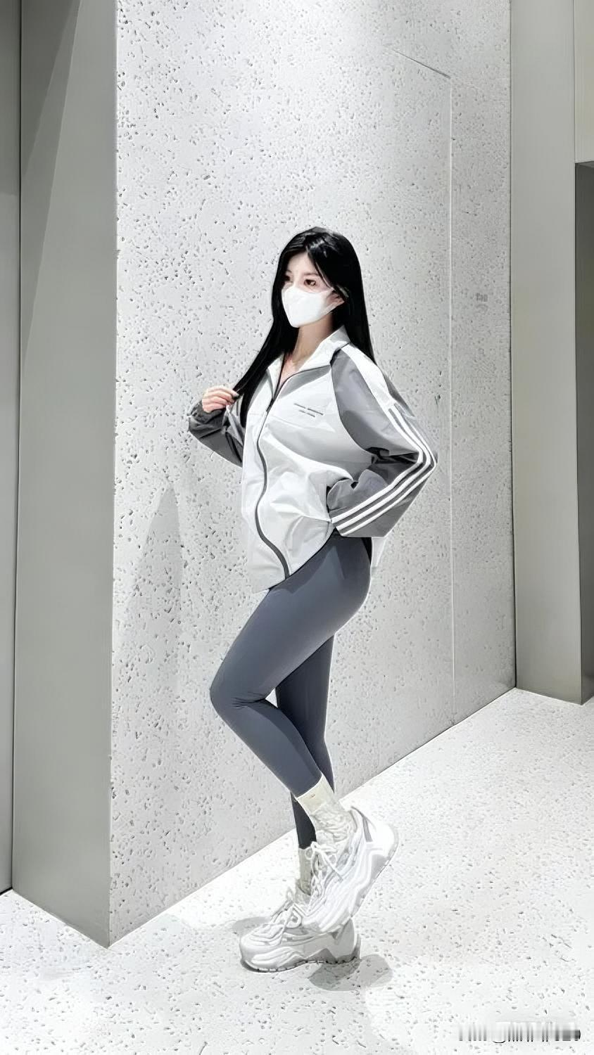 雨天穿搭封神：Athflow风拯救周一🌧️

今天细雨继续营业
但姐学聪明了—