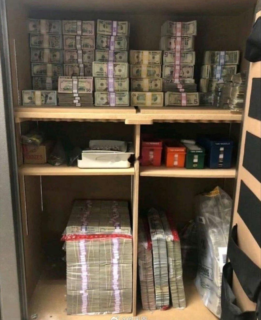 #俄罗斯将1万移民送往俄乌前线#据说这不是乌克兰某议员家里的保险柜。 ​​​