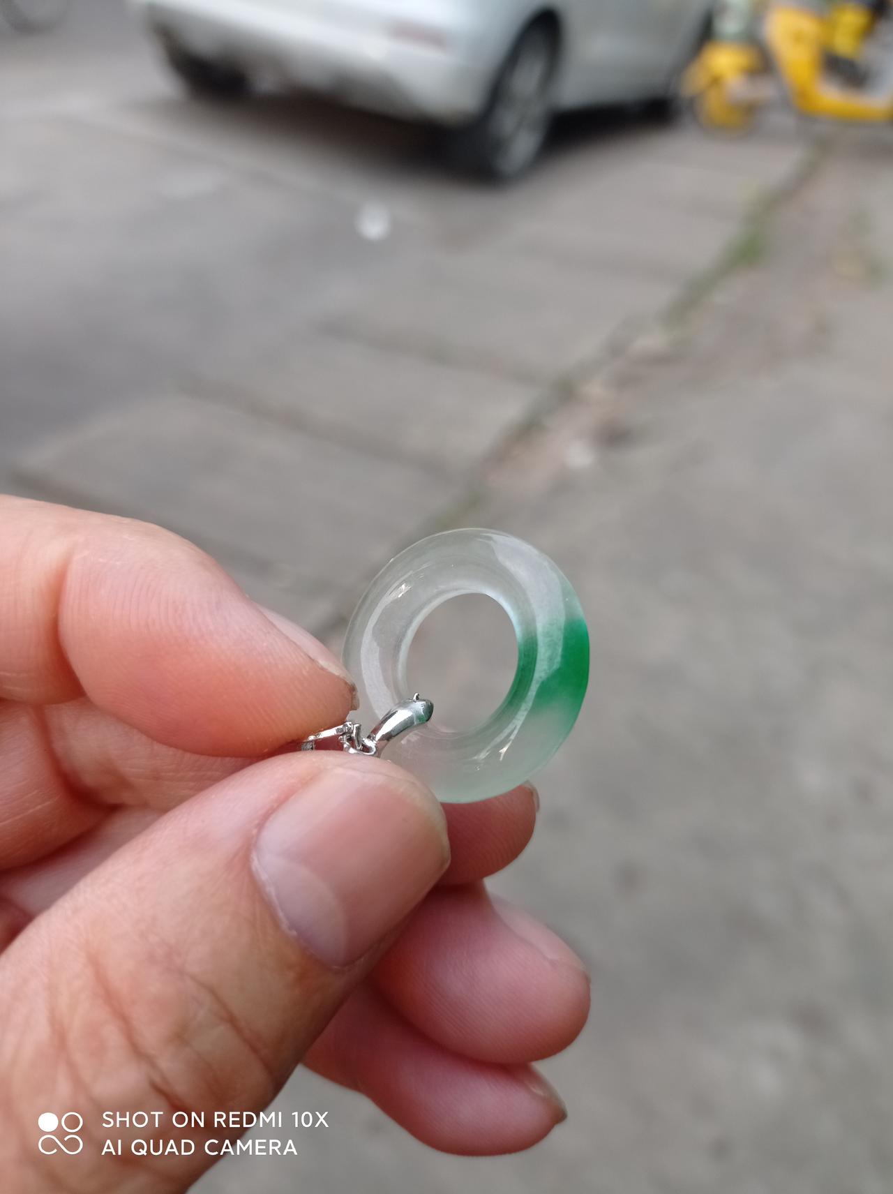 玻璃种翡翠飘花正阳绿，那简直是翡翠界的颜值担当！就说这玻璃种翡翠平安扣，质地如同