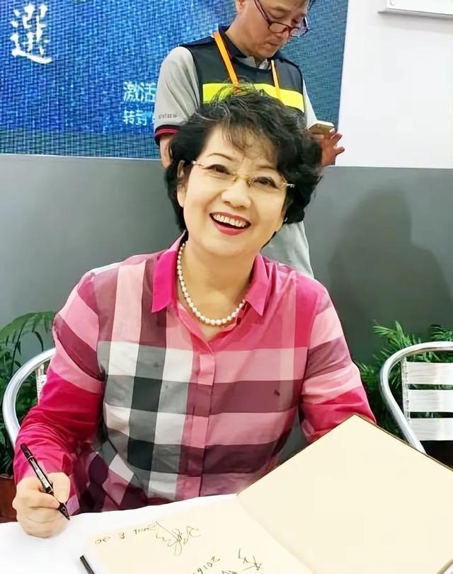 李维康，京剧界响当当的名字。她的婚姻与家庭生活却迥异于常人，AA制、从不下厨、女