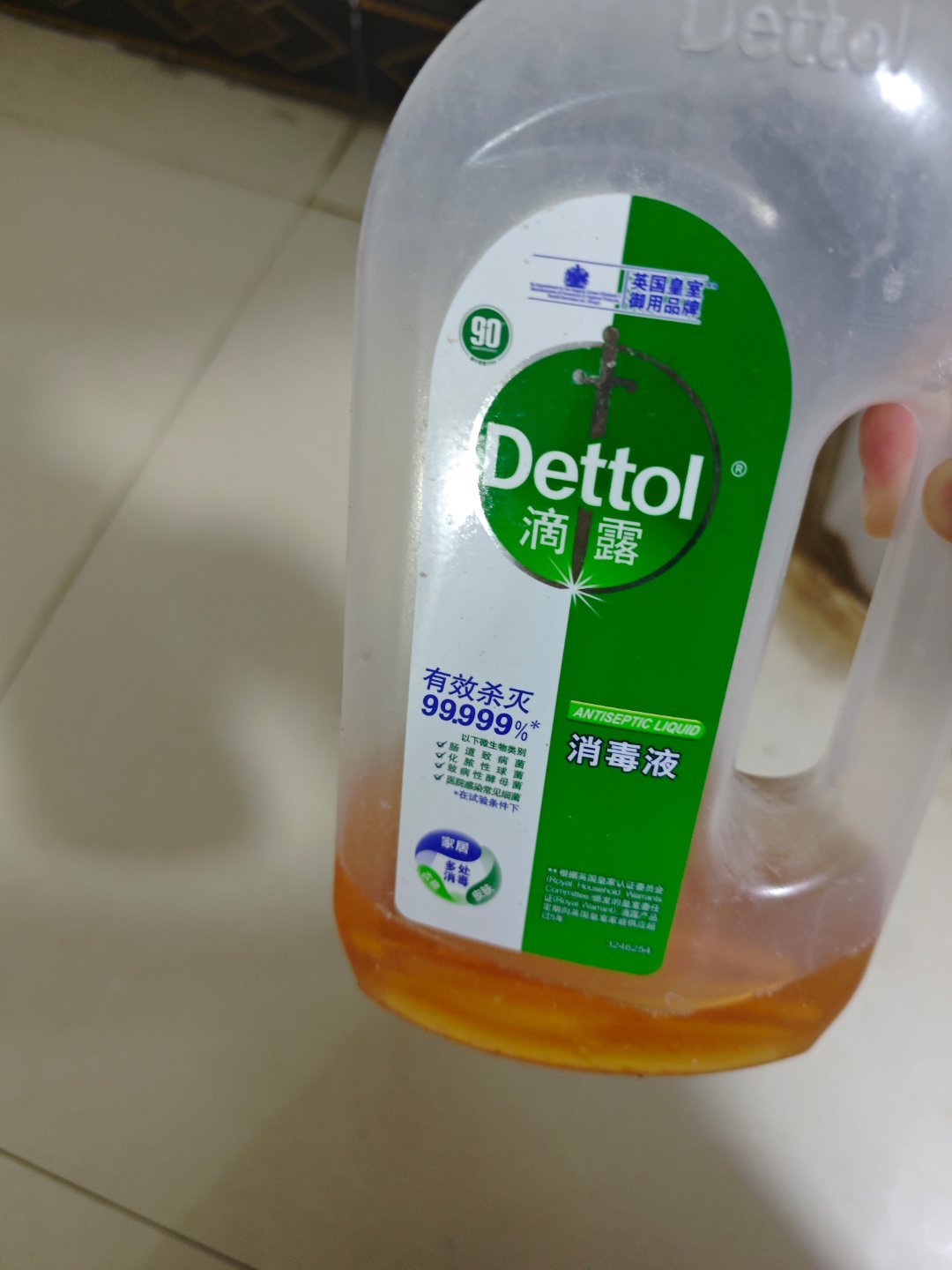我崩溃了小猫在客厅尿尿然后我同事用这个消毒液拖地我不懂她倒了多少我一回来全是消毒