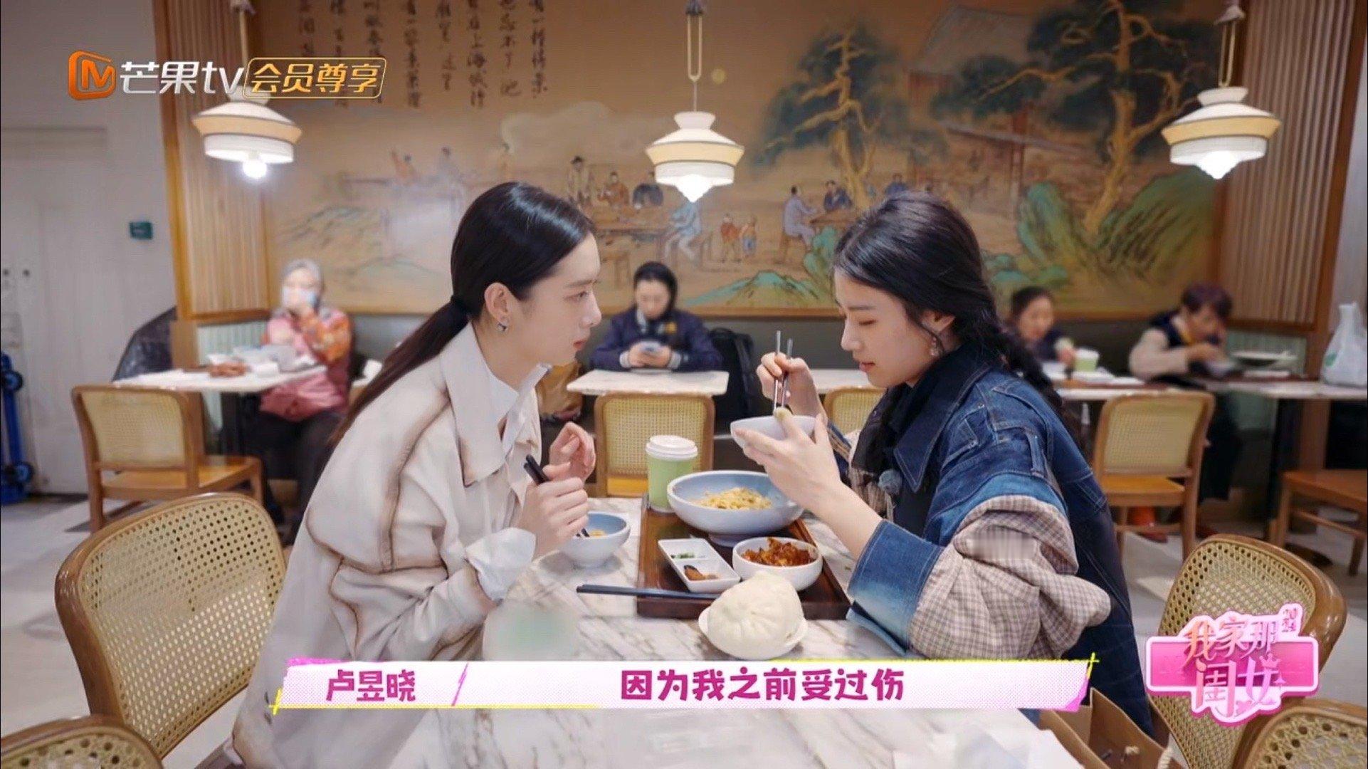 #卢昱晓回应体态争议##卢昱晓小时候摔下楼梯# 卢昱晓回应体态争议，小时候摔下楼