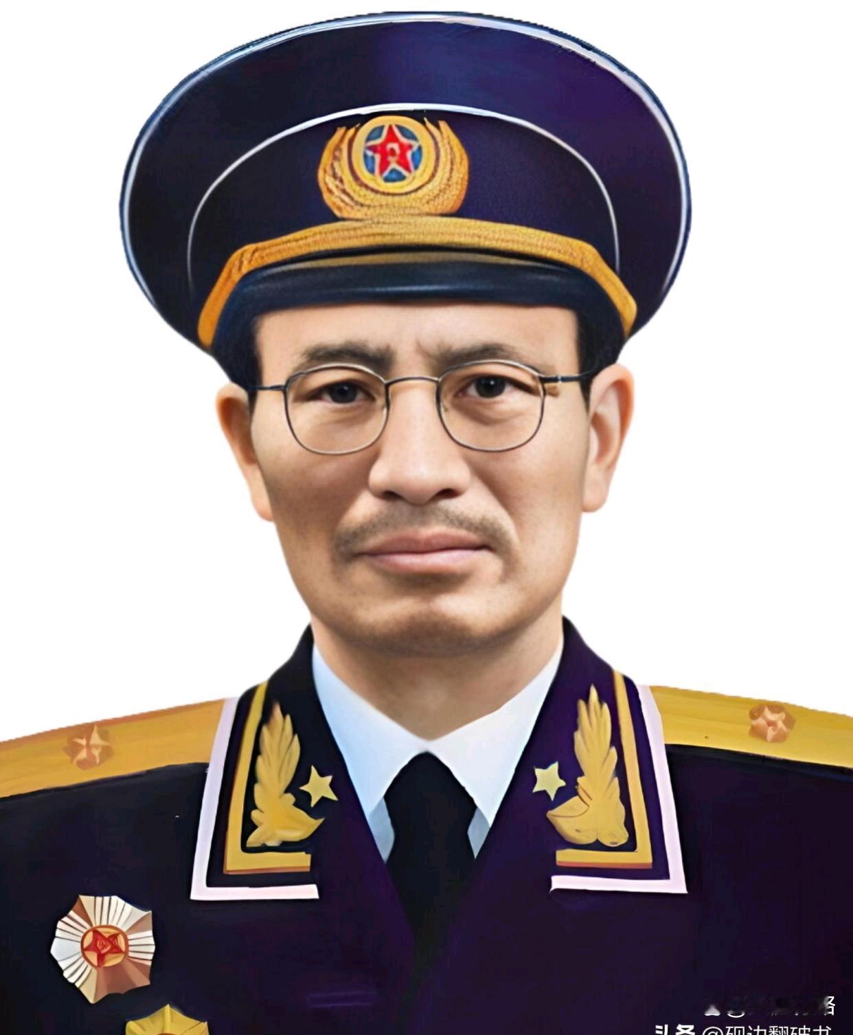 1955年，袁也烈被授少将军衔，他曾是粟裕等人的上级，在军中资历很深，他曾经的警